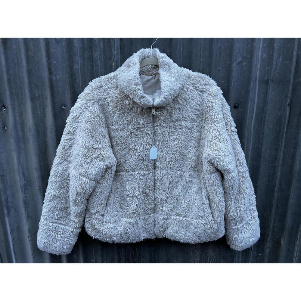 Women's Cream Faux Fur Zip-Up Kendall & Kylie with pockets Size Xs/S